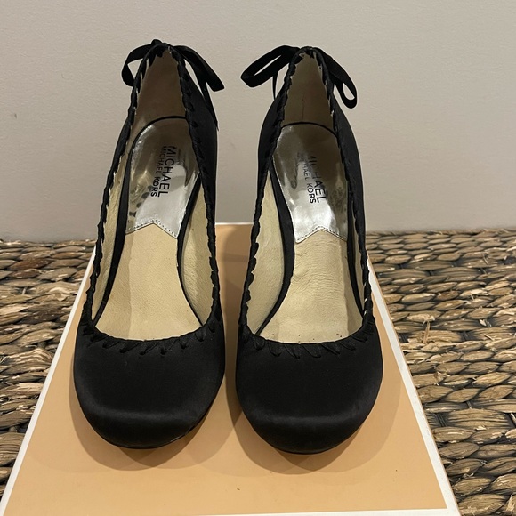 EUC Michael Kors Abbey Pump - Picture 3 of 6